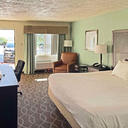 Quality Inn Clinton North Екстер'єр фото