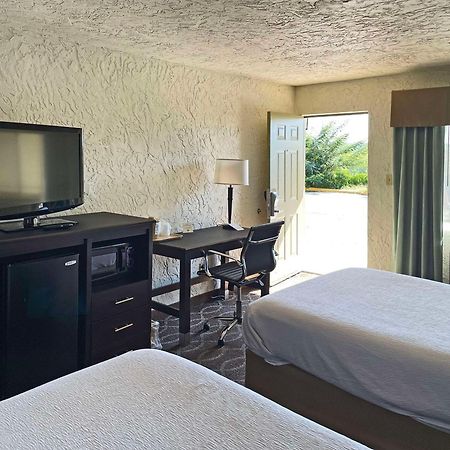 Quality Inn Clinton North Екстер'єр фото