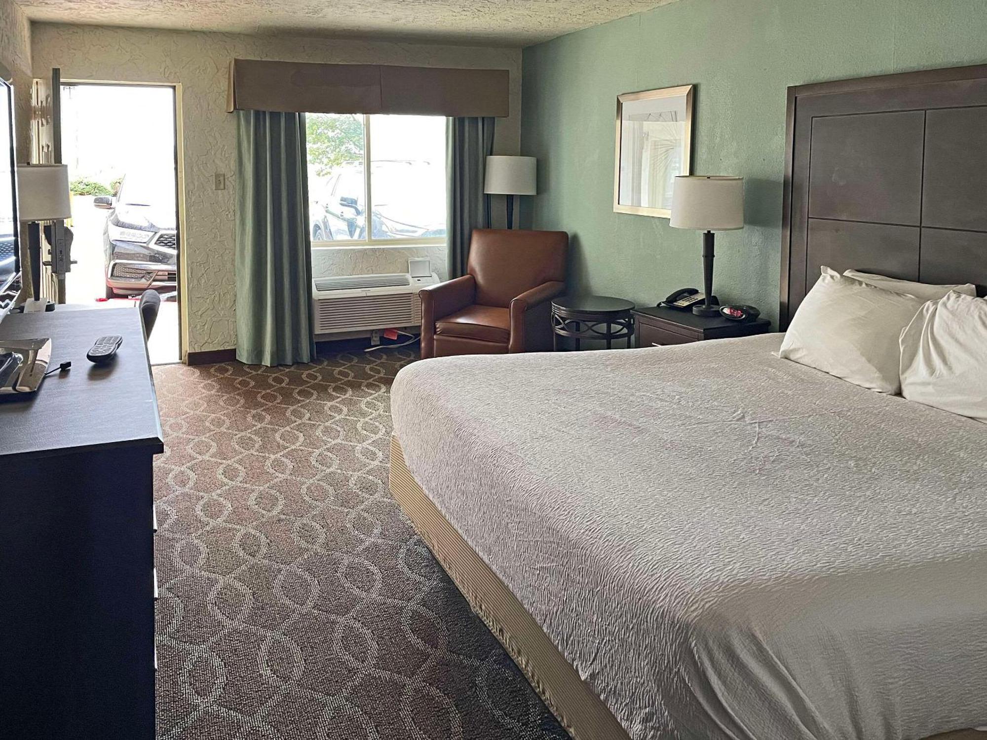 Quality Inn Clinton North Екстер'єр фото