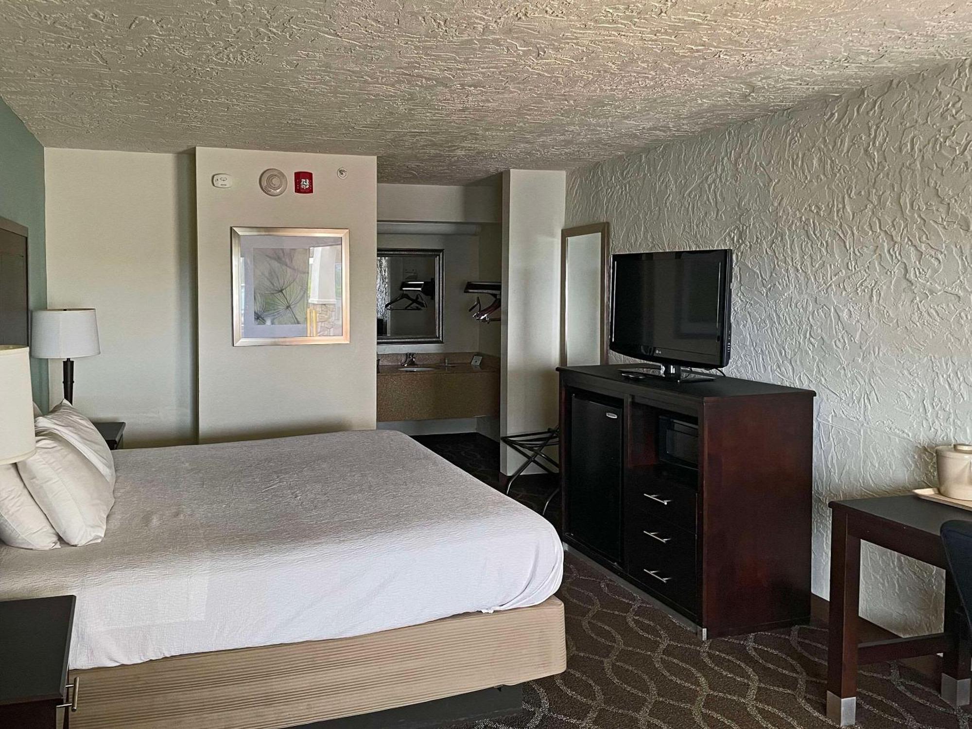 Quality Inn Clinton North Екстер'єр фото