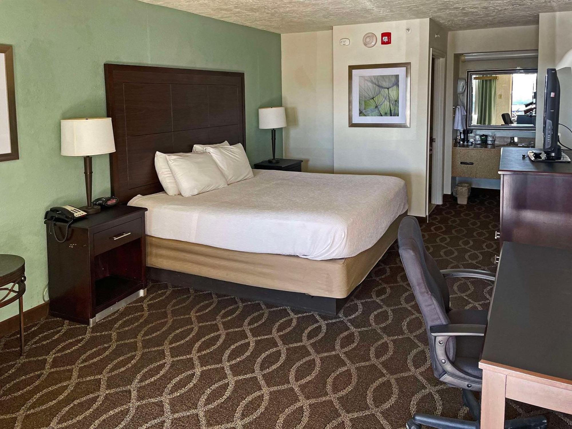 Quality Inn Clinton North Екстер'єр фото