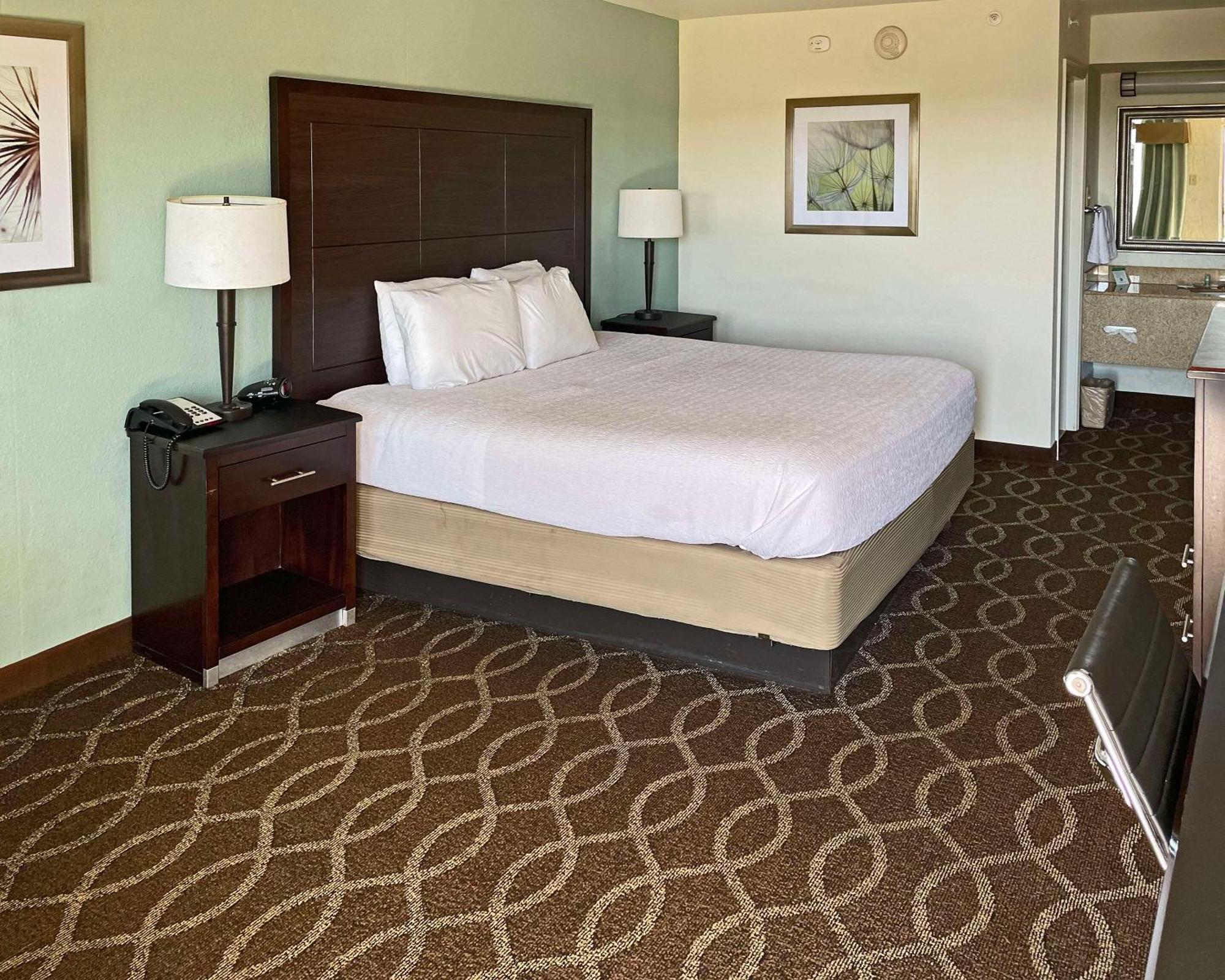 Quality Inn Clinton North Екстер'єр фото