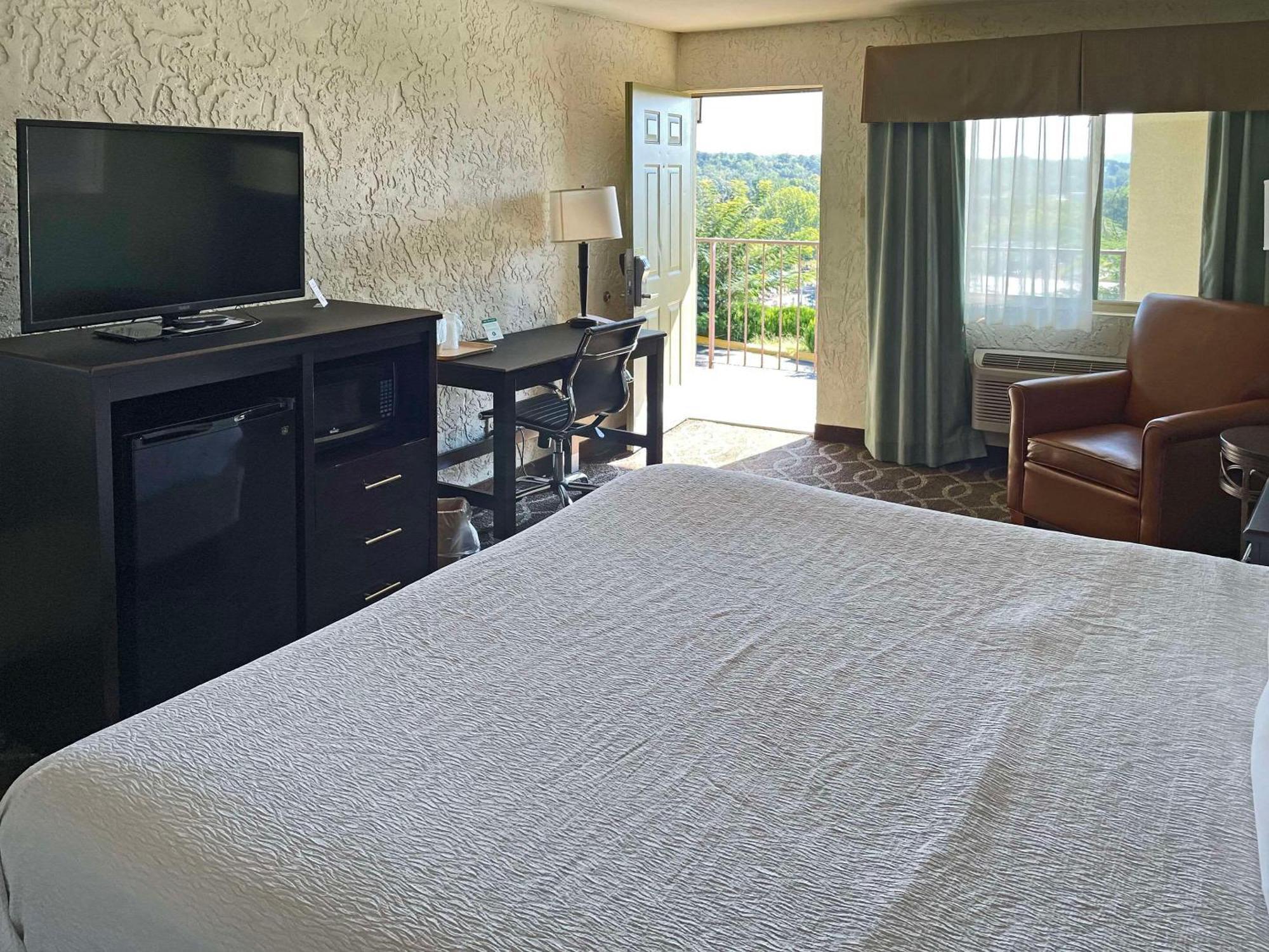 Quality Inn Clinton North Екстер'єр фото