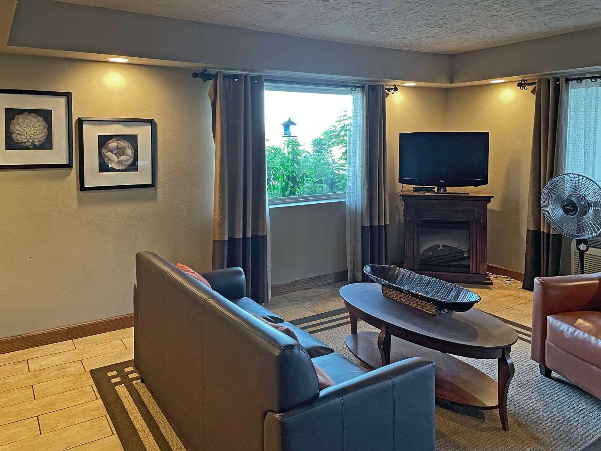 Quality Inn Clinton North Екстер'єр фото