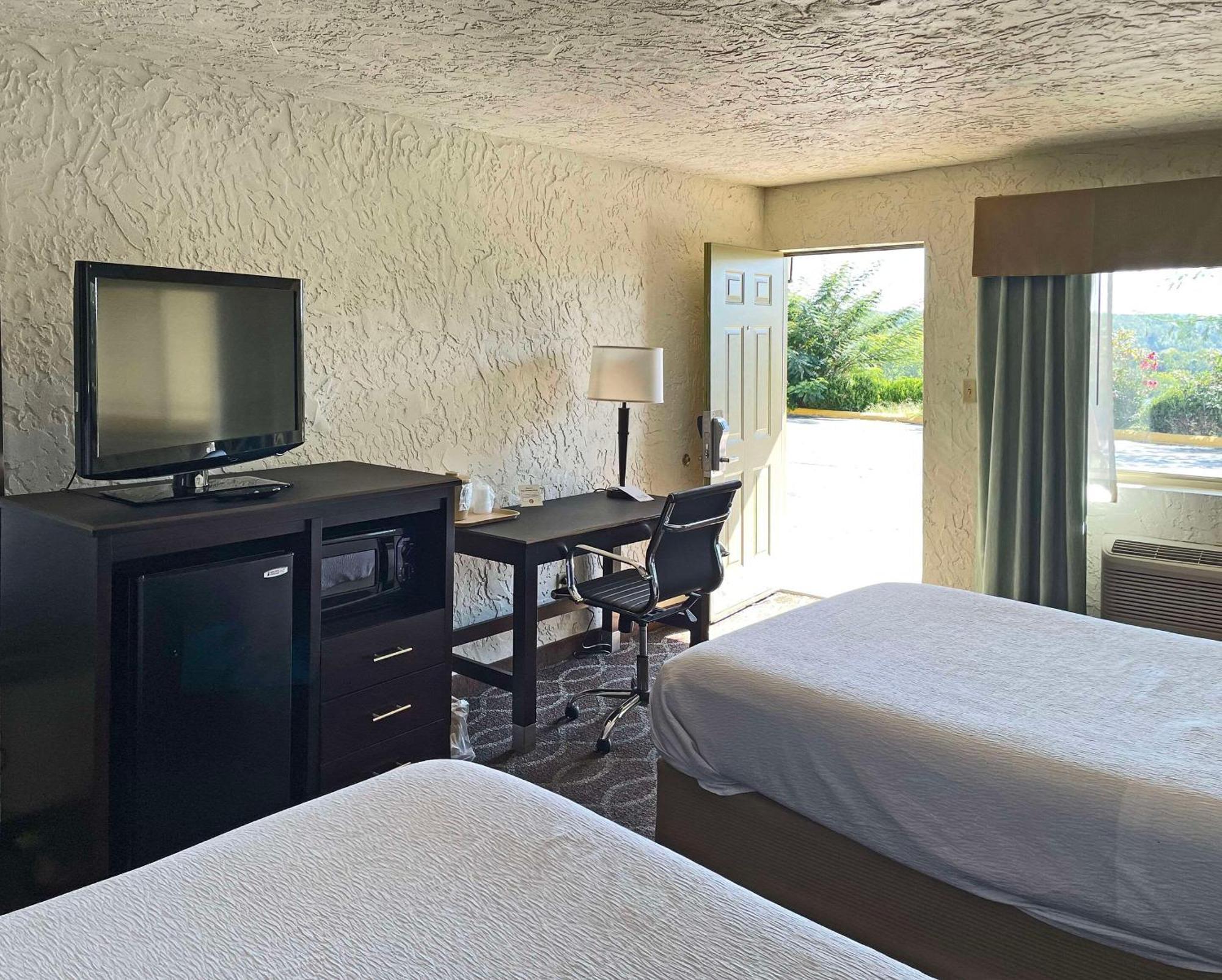Quality Inn Clinton North Екстер'єр фото
