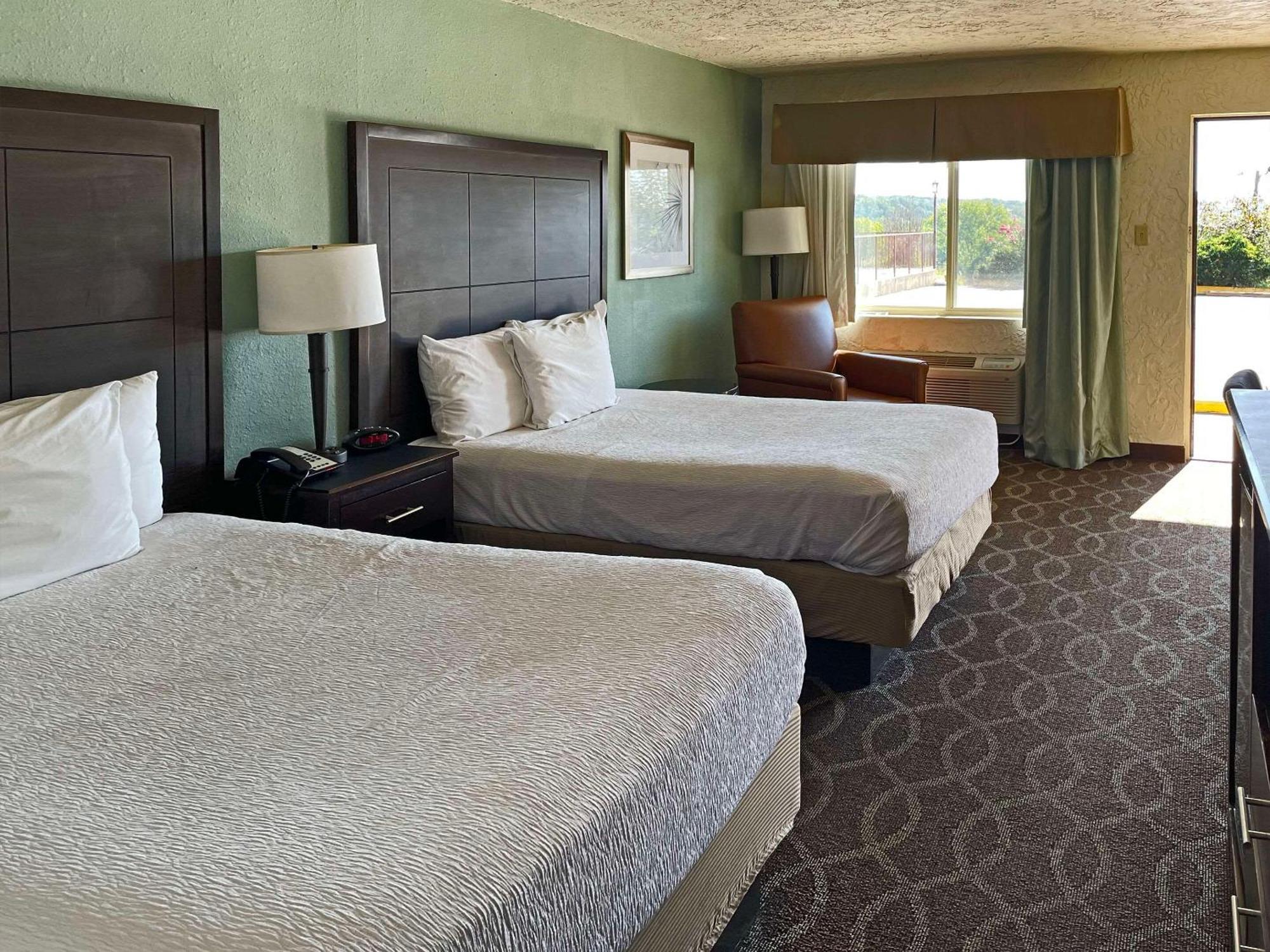 Quality Inn Clinton North Екстер'єр фото