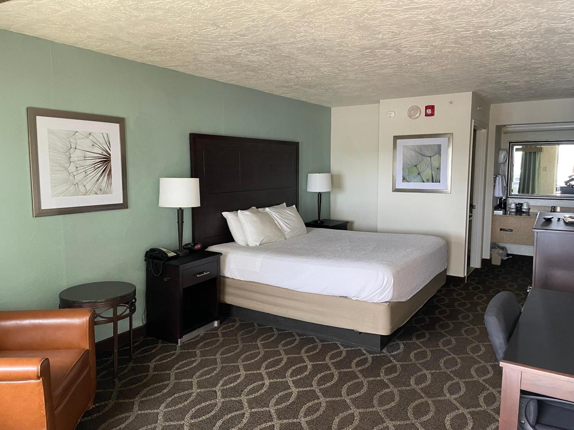 Quality Inn Clinton North Екстер'єр фото