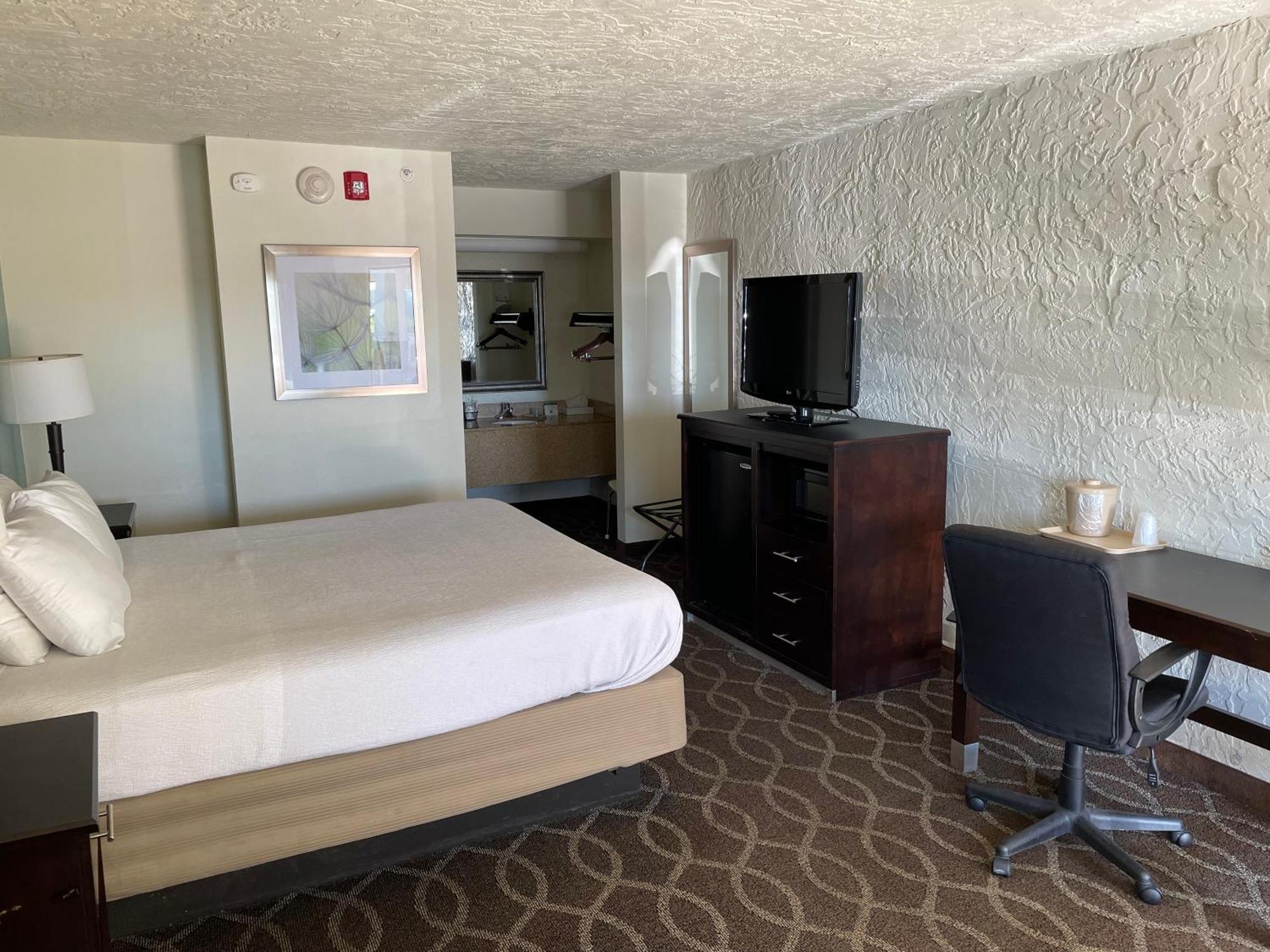 Quality Inn Clinton North Екстер'єр фото