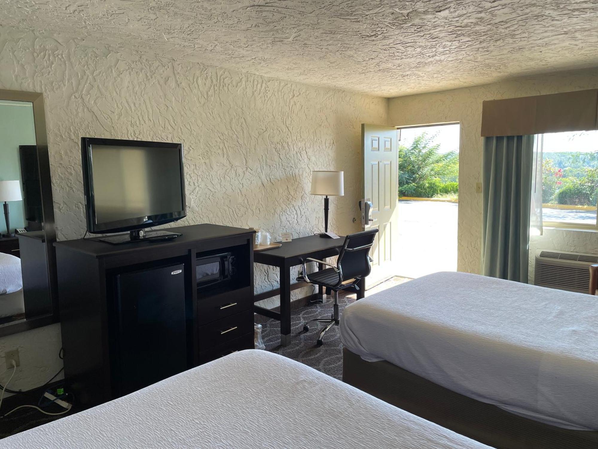 Quality Inn Clinton North Екстер'єр фото