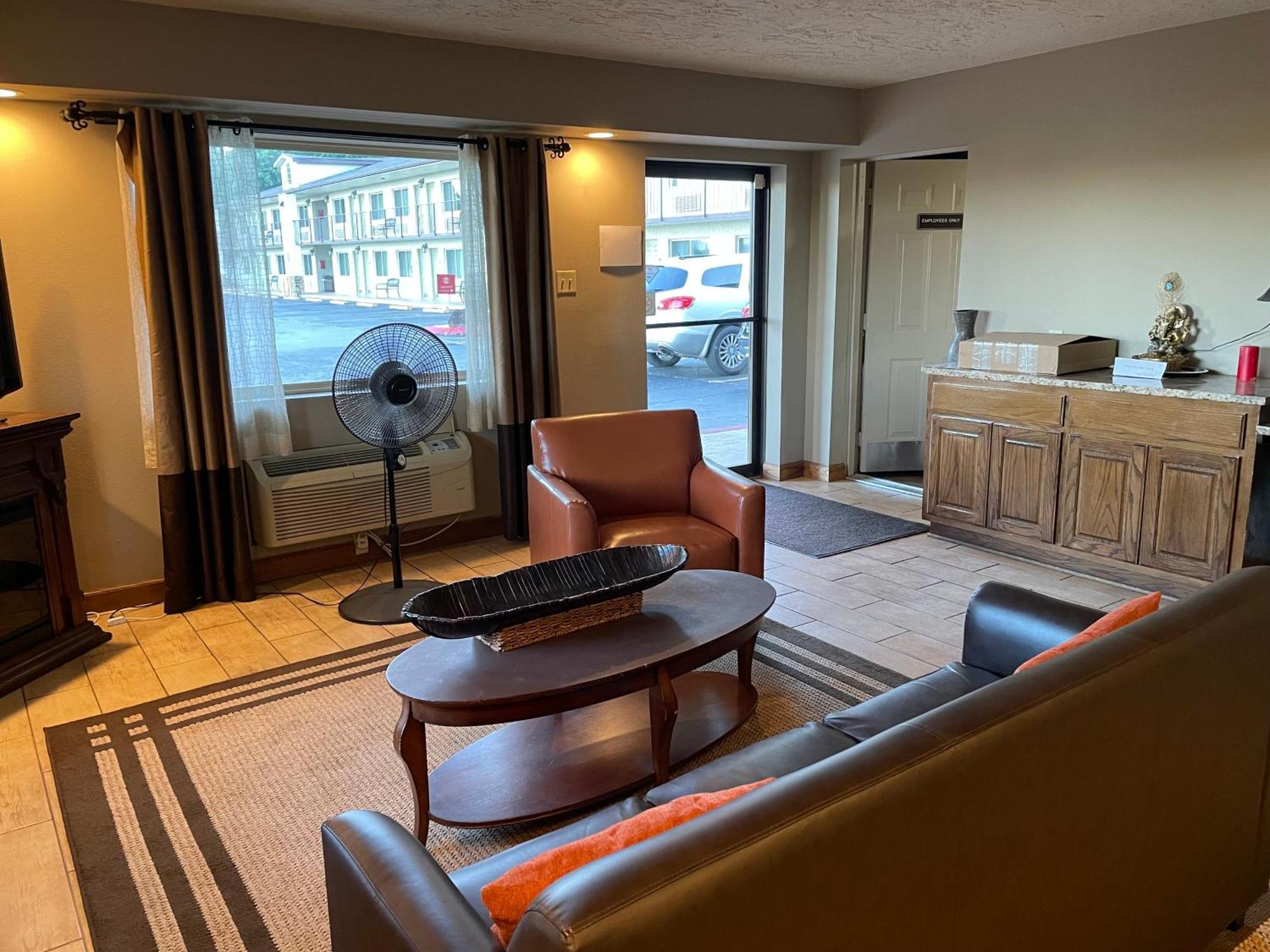 Quality Inn Clinton North Екстер'єр фото