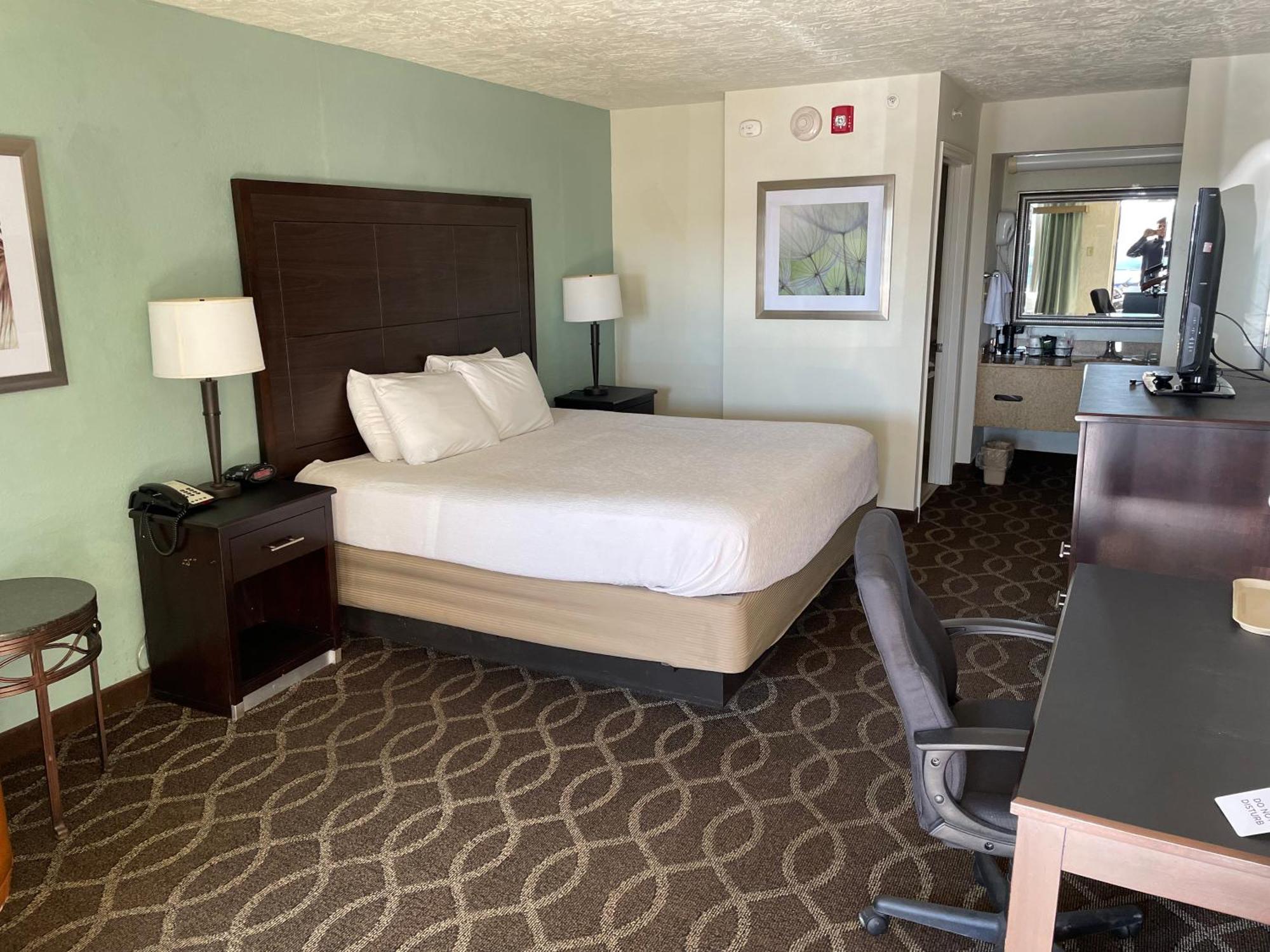 Quality Inn Clinton North Екстер'єр фото
