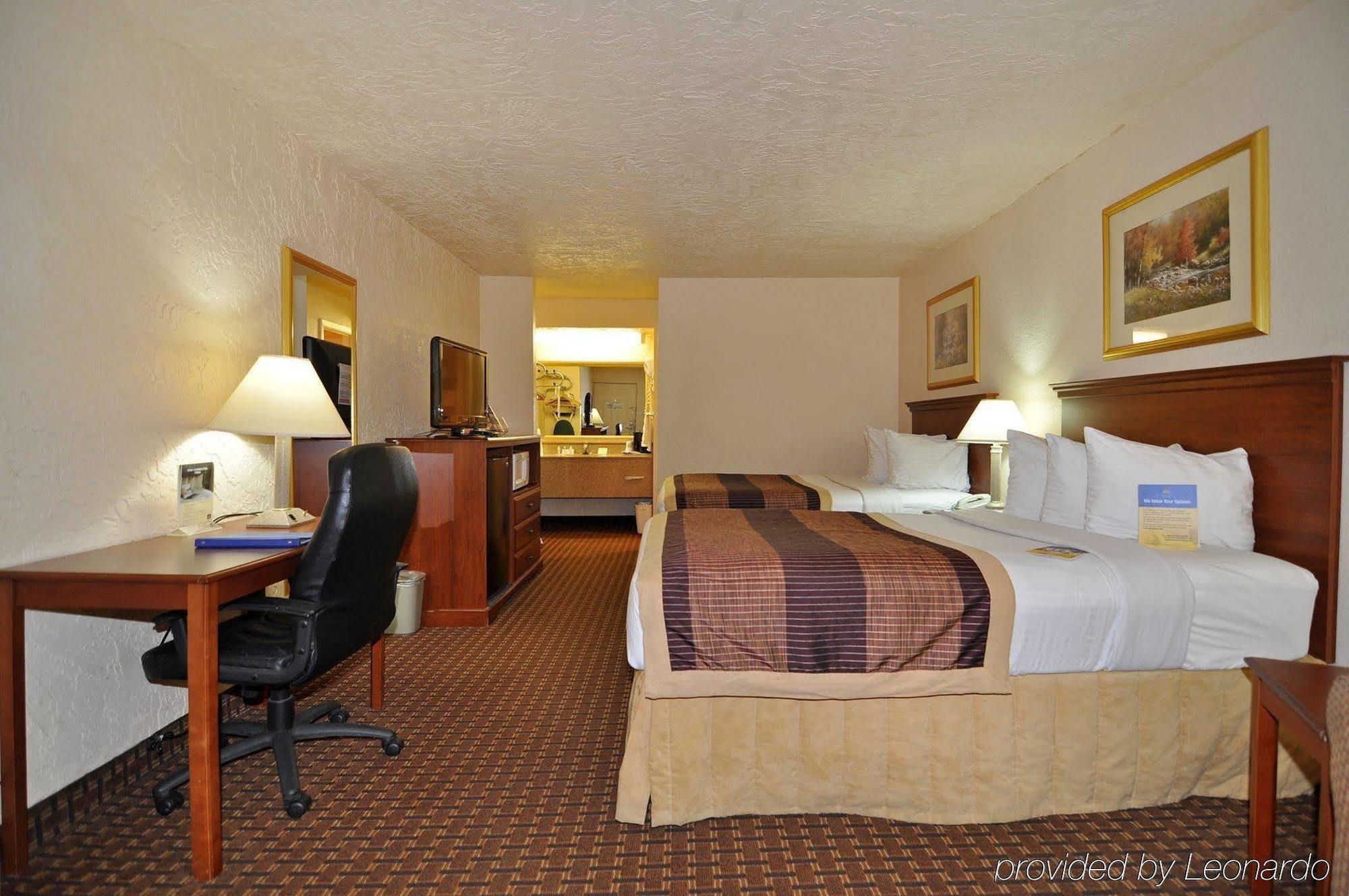 Quality Inn Clinton North Екстер'єр фото