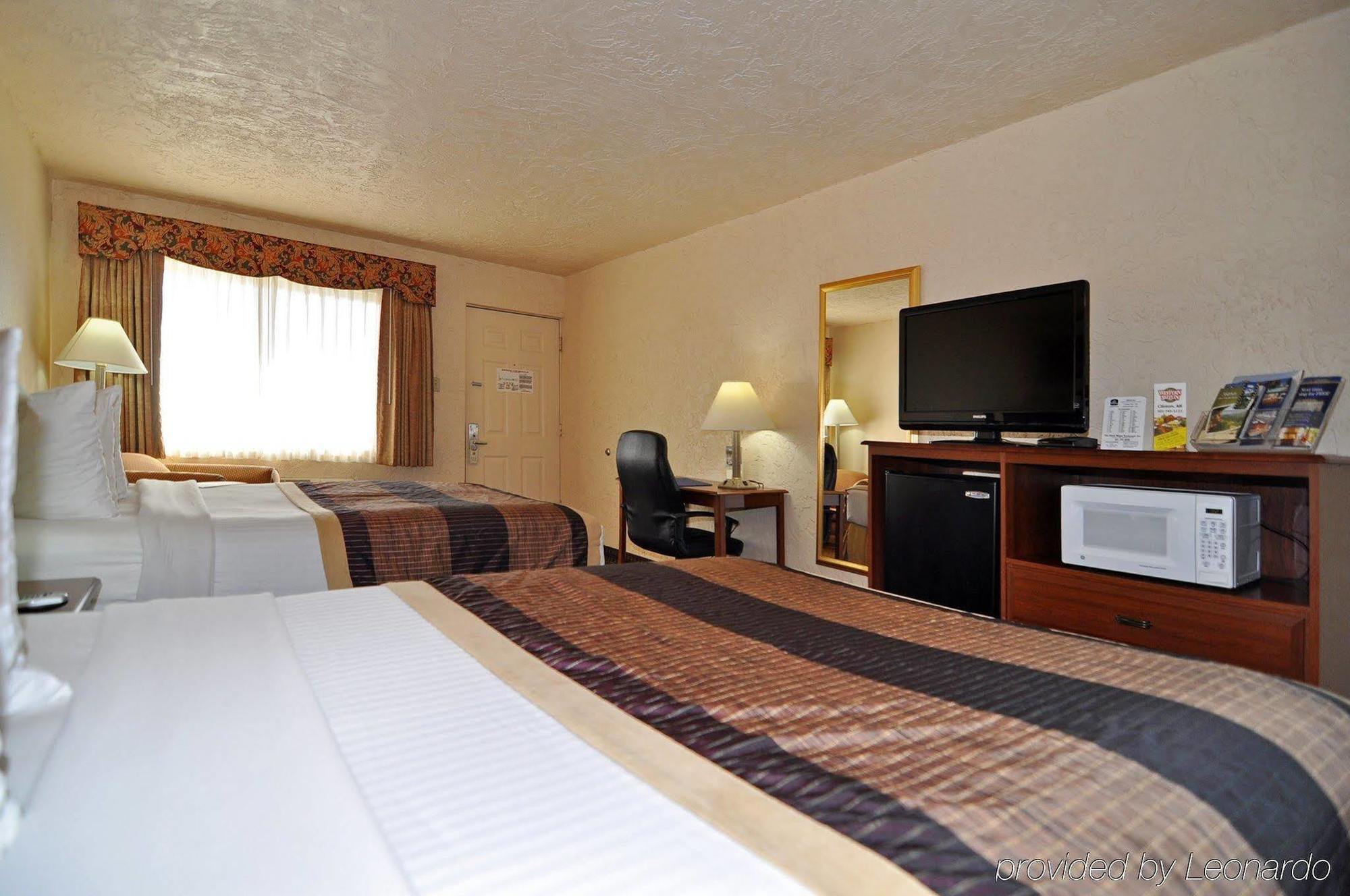 Quality Inn Clinton North Екстер'єр фото
